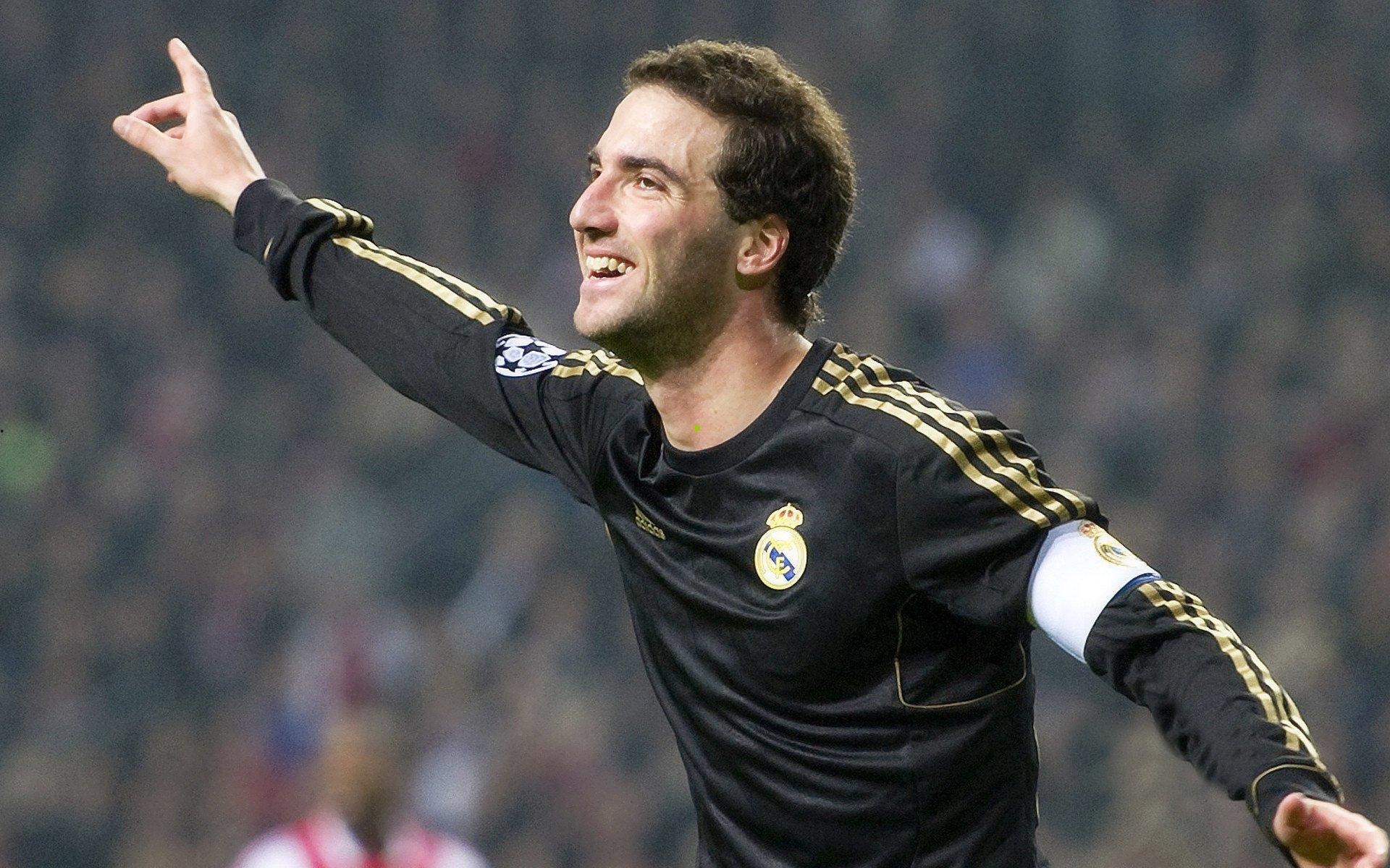 TI7总决赛经典瞬间，Kuroky高举冠军盾的永恒荣耀